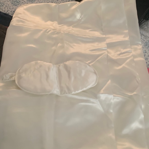 Satin pillowcases and eye mask - Picture 2 of 9